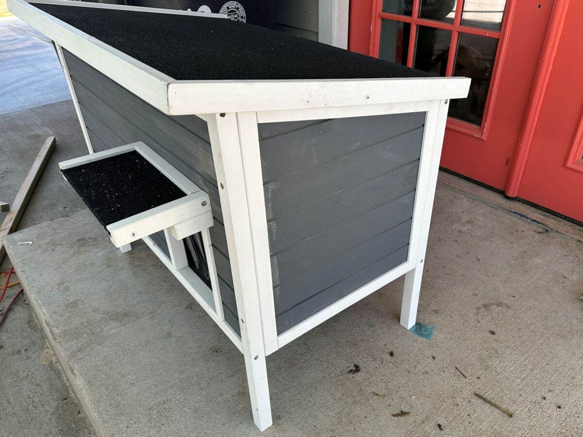 Side view of a very good stray/feral cat house from Amazon.